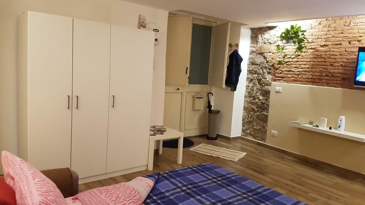 Holiday House da Carlo Aeroporto di Catania Fontana Rossa Esterno foto